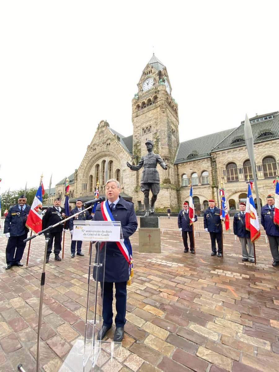 GrosdidierMetz's tweet photo. 🇫🇷 A la @MairiedeMetz, nous commémorons désormais, chaque 9/11,  le décès du Général de Gaulle, au pied de sa statue érigée l’année dernière sur la place qui porte son nom, afin de lui rendre hommage à celui qui a sauvé la France et entretenu une relation si forte avec #Metz https://t.co/D6lHbsCnel