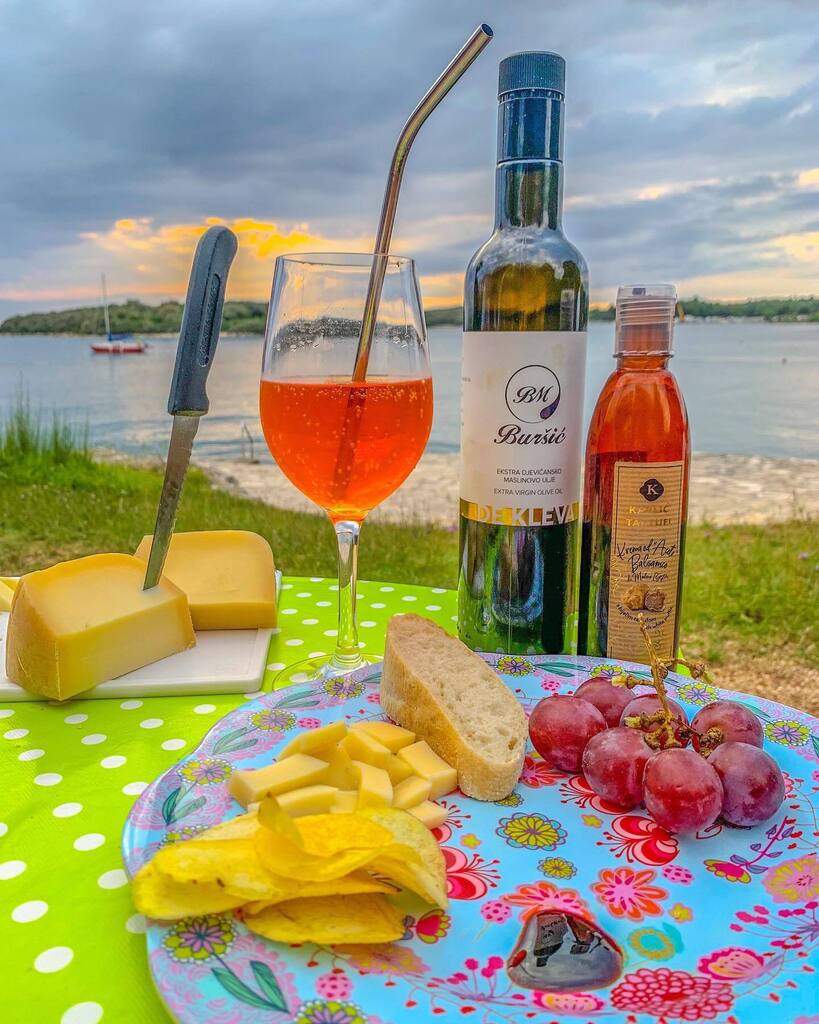 mountienator's tweet photo. Gaumenfreuden mit leckerem Olivenöl, Trüffelessig, Aperol Spritz und Käse!
Ein perfekter Abend!
Urlaubserinnerungen!

#mountieontour
#rovinj
#rovinjcroatia
#beautifulcroatia
#croatia
#topofcroatia
#hrvatska
#istrien
#kroatien
#urlaub2022
#sonne
#vanlife
… https://t.co/WAT771ggyA https://t.co/dZckE00rye