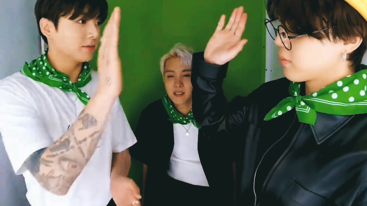 kookmindailys's tweet photo. LOOK AT 3J 💚 https://t.co/lQYww3WY3j