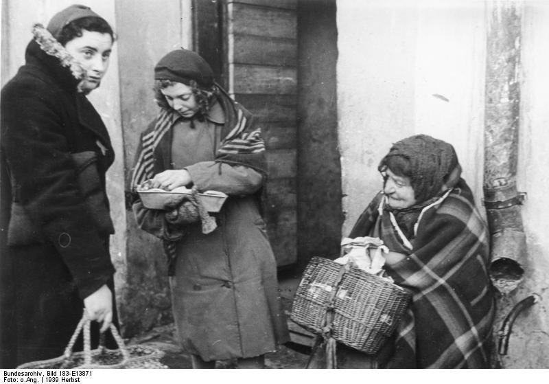 F_ZIHK's tweet photo. Do zabezpieczenia terenu i przeszukania dzielnicy wykorzystano wachmanów z #Trawnik.
W momencie rozpoczęcia akcji w getcie przebywało ok.3000 Żydów #Shoah https://t.co/1AMS2CRMbh