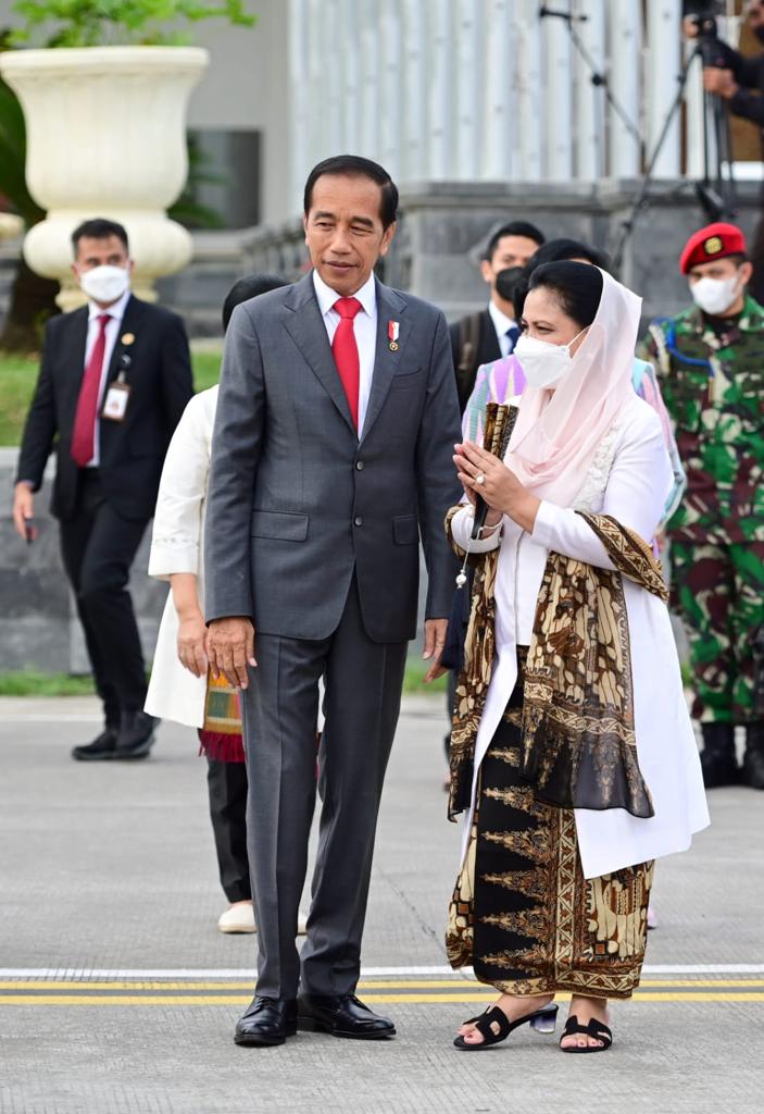 Dari Bali, sore ini, saya bertolak ke Phnom Penh, Kamboja, untuk menghadiri KTT ASEAN ke-40 dan ke-41 serta KTT terkait lainnya yang digelar 10-13 November 2022. 

Saya akan kembali ke Tanah Air pada 13 November malam, dan langsung ke Bali untuk melakukan kegiatan terkait G20.