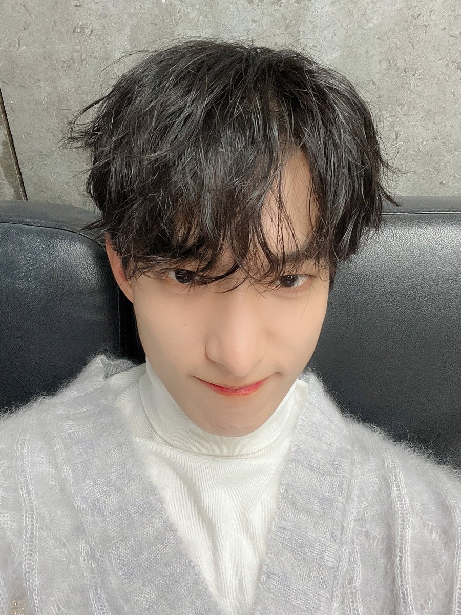 dokyeomtinygf's tweet photo. oh he's pretty😍 https://t.co/OlJkJnOTgS