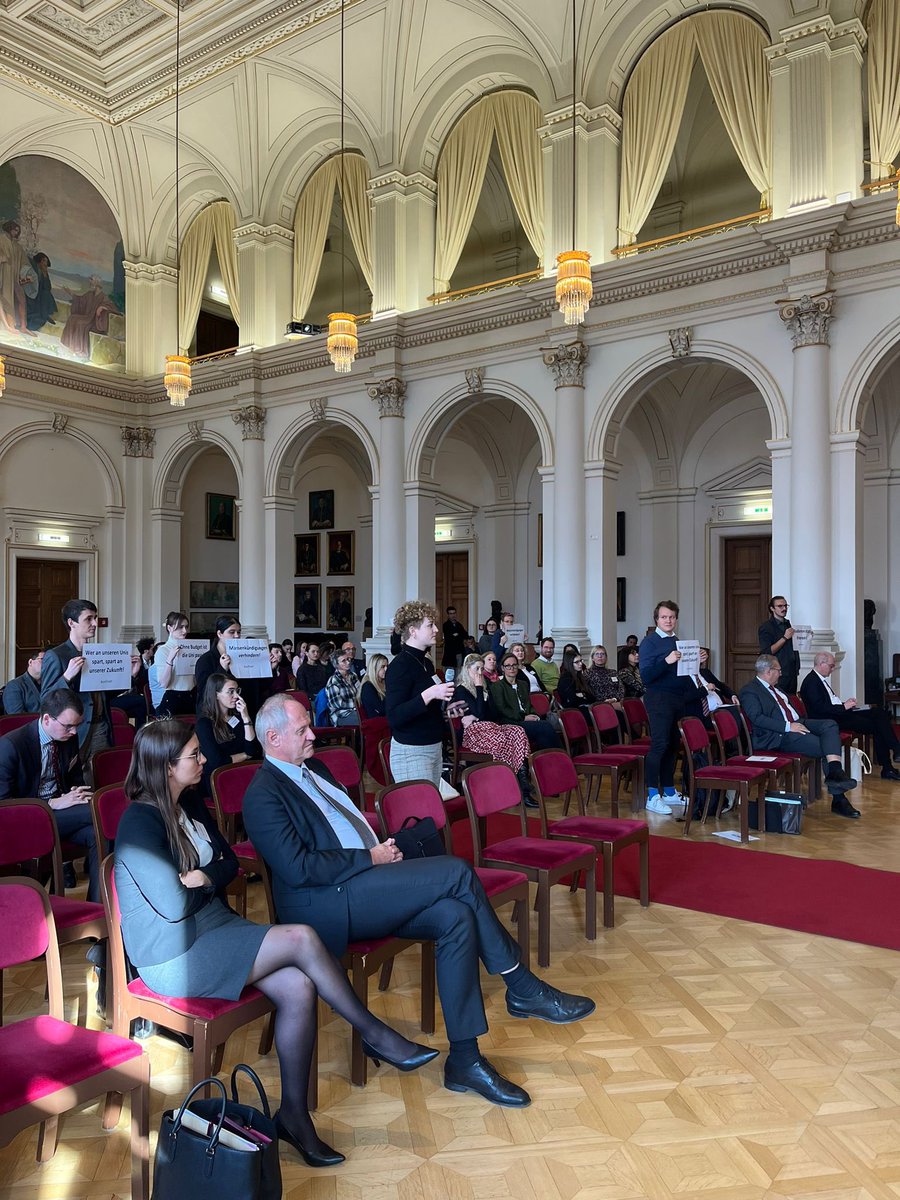 ZHR_Graz's tweet photo. #Aktion bei der Tagung 20 Jahre Universitätsgesetz 2002: Erfolge und Reformbedarf 

Die @BundesOeH fordert im Zusammenhang mit der aktuellen Teuerung und Energiekrise mehr Budget für die Unis. https://t.co/FlT4sbFGPR