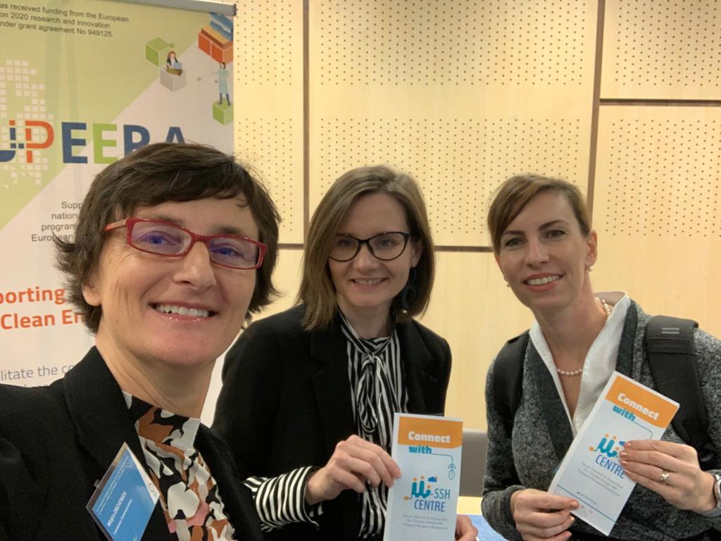 #SSHCentreEU: Strengthening our network with @MojcaDrevensek (@ConsensusLj) @GannaGladkykh (@EERA_SET) in promoting the #ssh collaboration opportunities at #SETPLAN2022 conference 🤜🤛