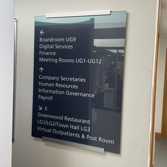 Sign_SolutionUK's tweet photo. Looking for something smart for your wayfinding system? These glass-fronted panels are fixed with stainless steel brackets top and bottom for a sleek and modern looking solution.

#signage #wayfinding #print #design #install #modern #directional https://t.co/INKgDhm4w2