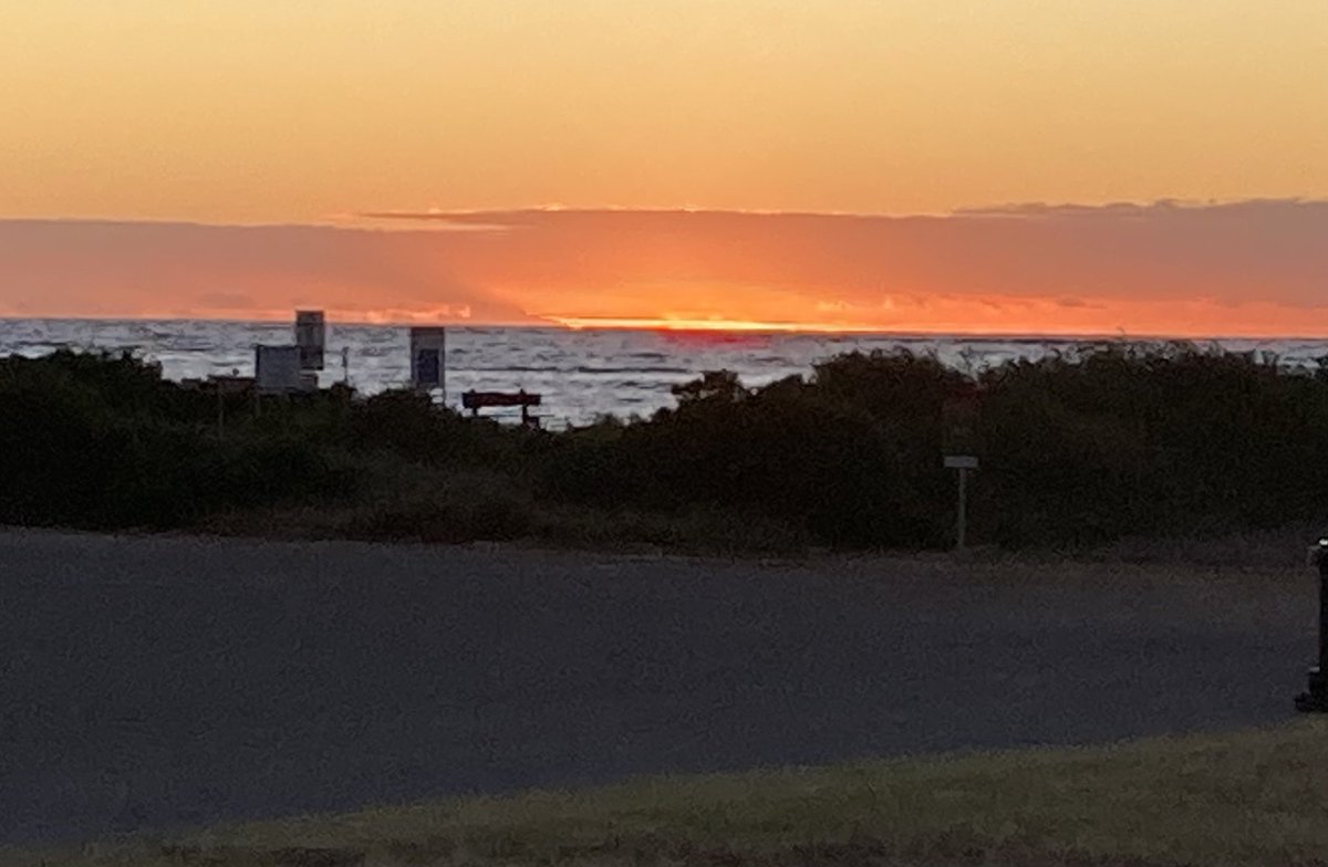 RobCKeogh's tweet photo. Delight du jour (3): The compensations of isolation; a west coast sunset off Green Head https://t.co/O7wRp5h0OO