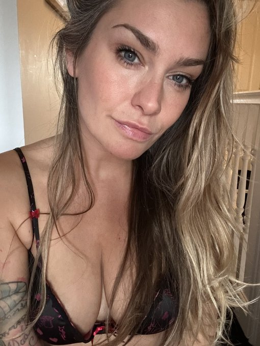 Cheers yourself up on the grey day 😘😈 https://t.co/FHF22pShkW https://t.co/TpW7dlfo8q