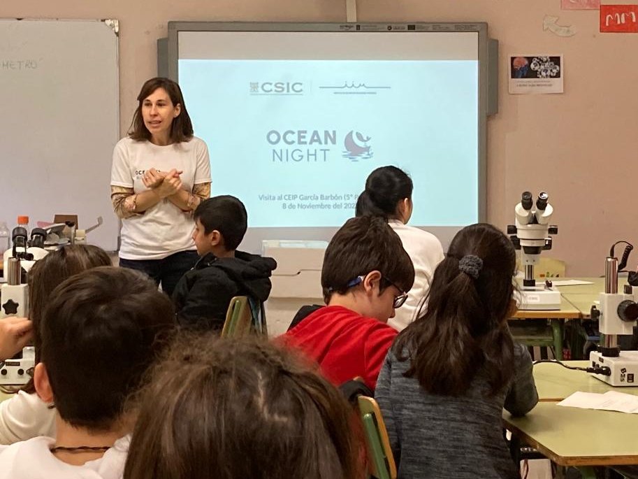 IIM_CSIC's tweet photo. 🤗No IIM-CSIC seguimos fomentando a #CulturaOceánica co proxecto #OceanNightCSIC financiado pola Unión europea.
Hoxe, as clases de 5º de Primaria do @ceipgbarbon gozaron co obradoiro de @LuciaSRuiloba, técnica da #UACT, descubrindo os seres máis pequenos das nosas rías. 🔬🦠 https://t.co/SO5SDGcwKc