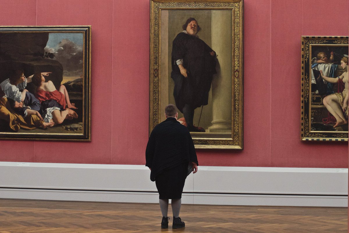 JamesLucasIT's tweet photo. il fotografo stefan draschan vaga per i musei immortalando i visitatori che sono esteticamente in armonia con il dipinto che stanno ammirando https://t.co/K43evNCg7X