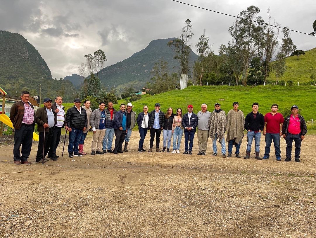 AlcaldiaChoachi's tweet photo. #VamosChoachí 

Se realizó la entrega oficial de la obra de mejoramiento, mantenimiento y rehabilitación del corredor vial que comunica las veredas de La Victoria - Potrerogrande en el marco del programa Colombia rural del @InviasOficial 750 m de placa huellas 👏🏼💯✅ https://t.co/pDCZ256mnZ