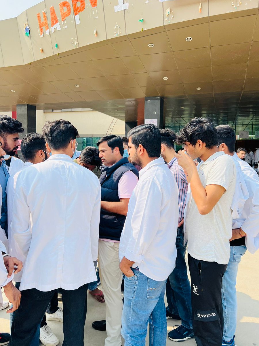 nsui's tweet photo. NSUI National Secretary @varunchoudhary2 joined protest of medical students of Haryana. Govt. must roll back the bond policy which is clear injustice to the students, let us stand with the life savers of the society. #shameonharyanagovt #SaveTheMerit https://t.co/r4NkKDJ21C