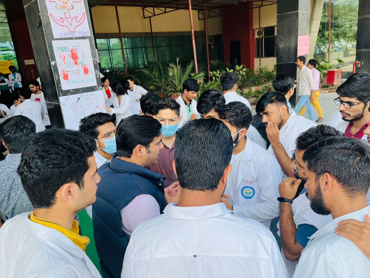 nsui's tweet photo. NSUI National Secretary @varunchoudhary2 joined protest of medical students of Haryana. Govt. must roll back the bond policy which is clear injustice to the students, let us stand with the life savers of the society. #shameonharyanagovt #SaveTheMerit https://t.co/r4NkKDJ21C