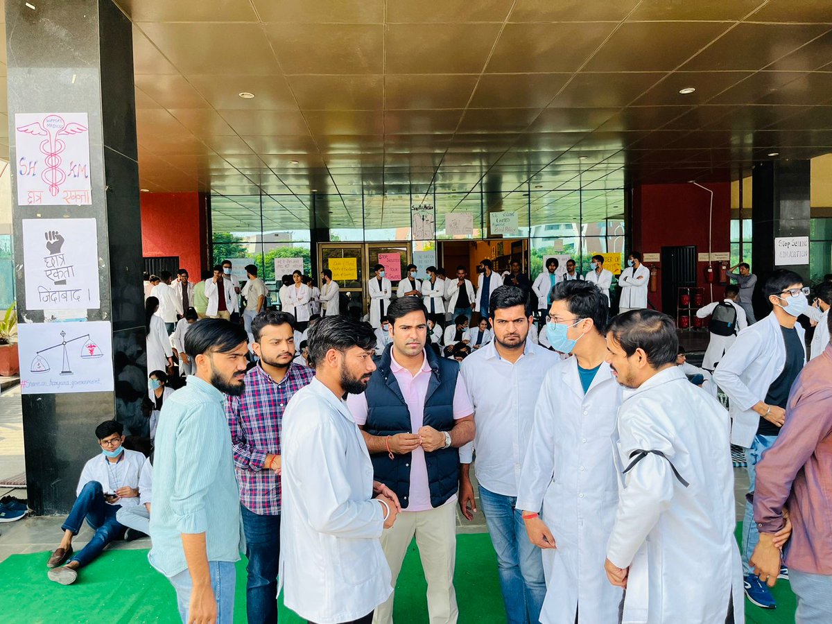 nsui's tweet photo. NSUI National Secretary @varunchoudhary2 joined protest of medical students of Haryana. Govt. must roll back the bond policy which is clear injustice to the students, let us stand with the life savers of the society. #shameonharyanagovt #SaveTheMerit https://t.co/r4NkKDJ21C