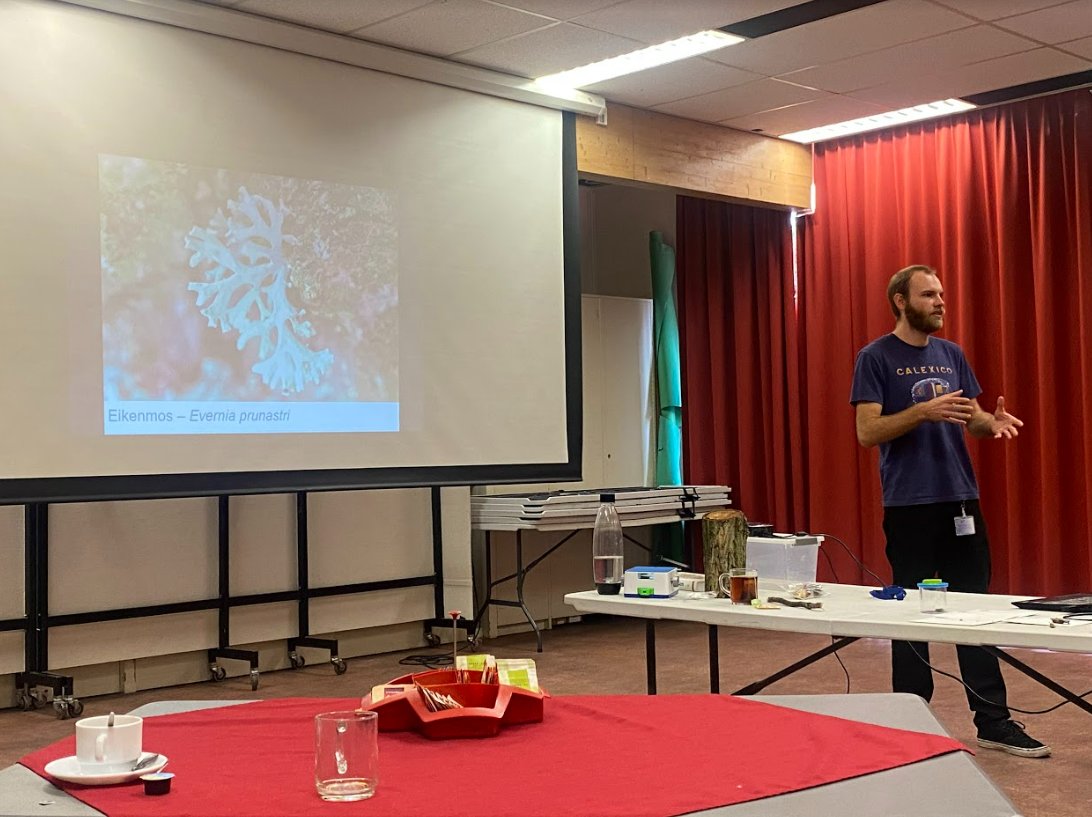 ClaerhoutTim's tweet photo. Intrigued faces, interesting questions and general astonishment: a summary of yesterday when making locals aware of the #HiddenBiodiversity in their neighborhood.
Soil biodiversity tackled by fellow PhD Sjoerd Gremmen and #lichen biodiversity by myself. https://t.co/FmmCmlu1F2
