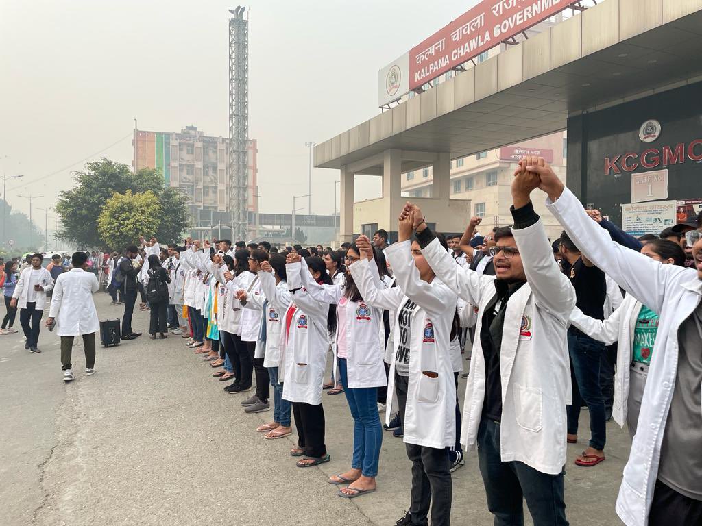 Himanshi92918's tweet photo. Human Chain: Holding hands together we show unity of our fraternity. We stand strong together.
#shameonharyanagovt 
#40lacsmbbsfees 
#savethemerit 
@mlkhattar 
@PMOIndia https://t.co/yU1jUUEver