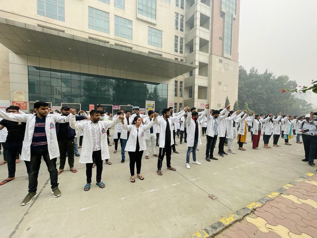 Himanshi92918's tweet photo. Human Chain: Holding hands together we show unity of our fraternity. We stand strong together.
#shameonharyanagovt 
#40lacsmbbsfees 
#savethemerit 
@mlkhattar 
@PMOIndia https://t.co/yU1jUUEver