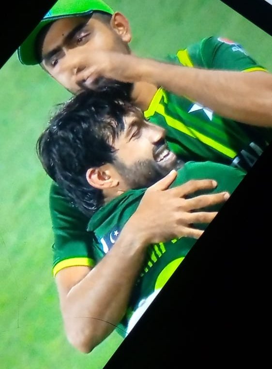 itzfariha__'s tweet photo. BABAR AZAM 💖And RIZWAN  Responding To All The Criticism Positively With Their BAT In A Crucial Match Such As It..❤️✨🌹💖🥰
Congratulations🎉🎉🥳🥳❤❤@babarazam258 @iMRizwanPak #pakvsnz2022 https://t.co/yaUS9BGJPx