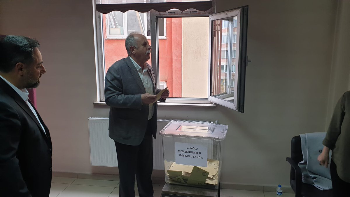 reisfatihkeskin's tweet photo. Hakkari Ticaret Ve Sanayi Odası Başkanlık seçimleri için oyumuzu kullandık. Hakkarimiz ve kıymetli iş adamlarımız için hayırlı olmasını temenni ediyorum. #HATSO https://t.co/CIh2uAI84t