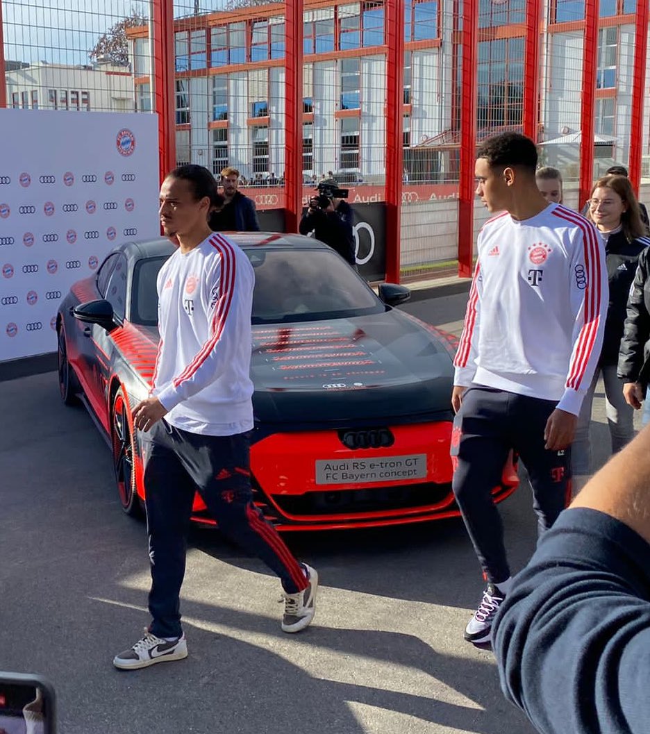 لاعبي بايرن أثناء إستلامهم سيارات اودي الجديدة قبل قليل 📸
