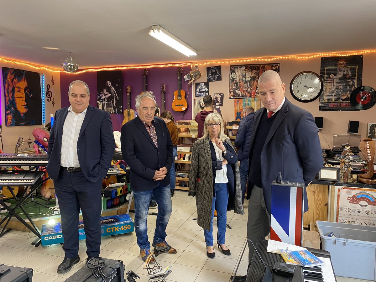 emmaus_mtp's tweet photo. Merci à Monsieur le Préfet de l’Hérault Hugues Moutouh pour sa visite vendredi dernier. L’occasion pour nous de lui présenter les actions menées par notre communauté au service des plus démunis. @Prefet34 #EmmausMontpellier https://t.co/N1f9nb4Hli