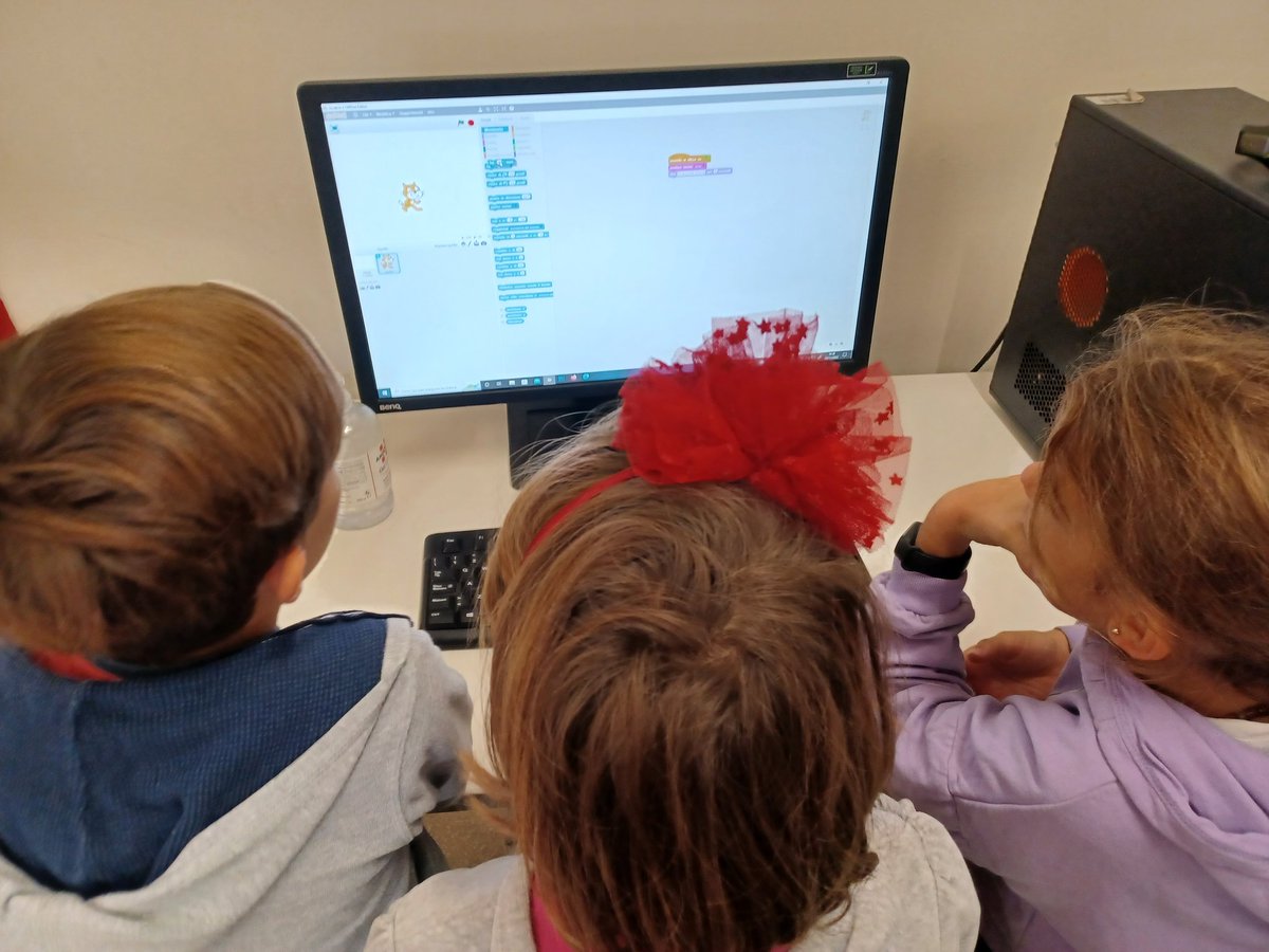 "Guarda il gattino si muove": con #Scratch il coding è alla portata di tutti. Oggi la 3°elementare dell'IC Manzi imparano a programmare animazioni e giochi al laboratorio di #coding alla #Palestrainnovazione 
<a href="/fmdigitale/">Fond. Mondo Digitale</a> #SmarteHeartRome