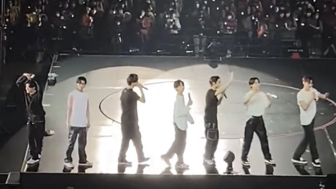 Jaywon_4life_'s tweet image. Look at the tiny cat😭😭😭