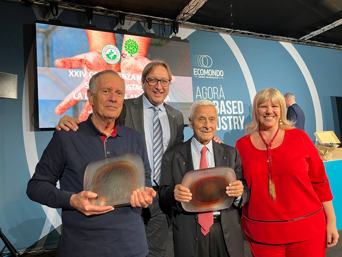 ConsorzioCIC's tweet photo. 📍Abbiamo consegnato il Premio maestro Simone cenedese agli ex Presidenti del @consorzioCIC. 
👉 A ritirarli, Carlo Noto La Diega e Leonardo Germandi. Premiati anche Alessandro Canovai e Flavio Bizzoni.

#Ecomondo #compost @Ecomondo https://t.co/FpaB8CxzkL