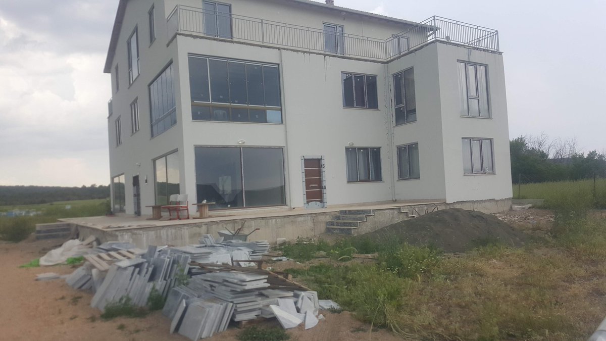 ilhan1ol's tweet photo. Eskişehir Tepebaşı Musaözü Barajı Bizans yerleşkesi 1.derece arkeolojik sit alanında 18565 ada 55 parselde bir hayvan kulübesi bile olmayan arazide keyfe keder yapılan bina!! imar affı bu mu?Bunlara devletten dur deyip yıkacak yok mu?bunlarda tarikat ve örgüt işi mi?@RTErdogan https://t.co/lBWiqA6vNQ