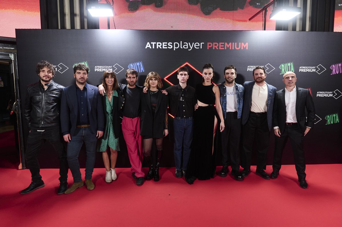 larutaserie's tweet photo. 💥Ayer movimos el bakalao en la #PremiereLaRuta.

Menuda foto de familia nos ha quedado, nano. 😎 https://t.co/wR8ajXdVgk