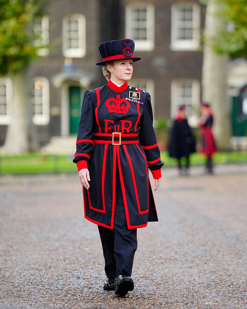 TowerOfLondon's tweet photo. YW Tracey Machin served for 23 years in Princess Mary’s @RoyalAirForce Nursing Service and is the first ever nurse to become a Yeoman Warder.🩺 https://t.co/499CrEz7tS
