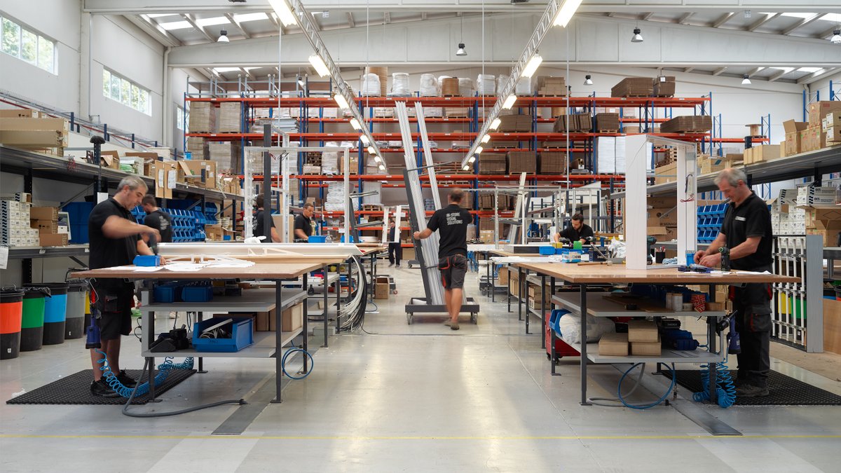 We carry out the integral production of visual communication solutions. We complement our in-house manufacturing capacity with a global network of partners to take our solutions anywhere in the world.

#retaildisplays #seg #ledlightbox #lightbox #smartframe #retailsolutions