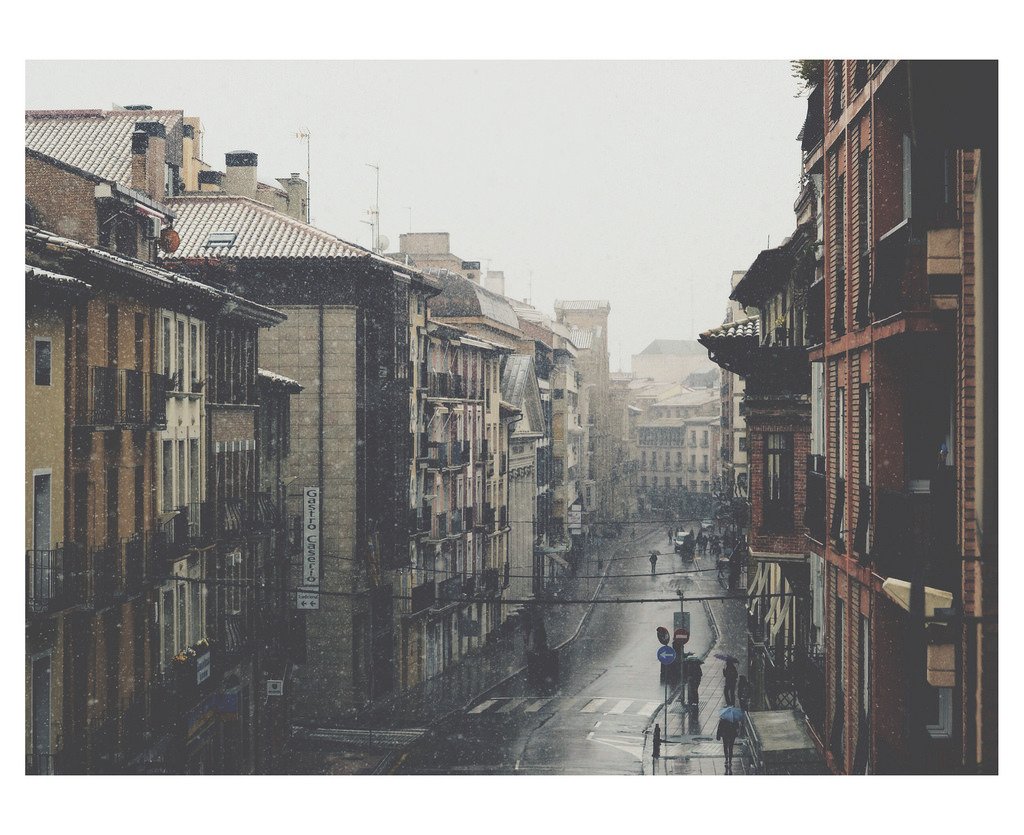 Şehrin insanı,şehrin insanı, şehrin 
Kaypak ilgilerin insanı, zarif ihanetlerin

İsmet Özel