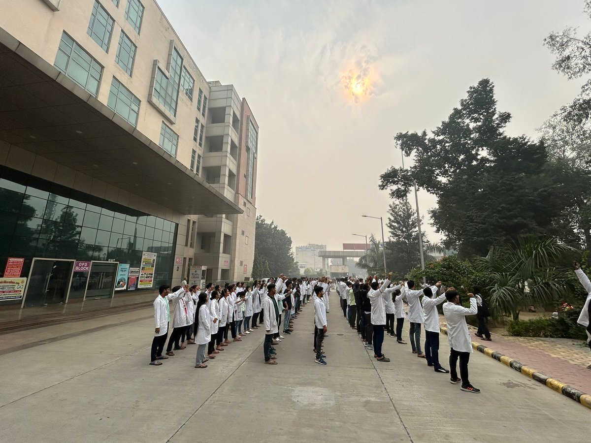 JatinVe83928885's tweet photo. Human Chain: Holding hands together we show unity of our fraternity. We stand strong together.
#shameonharyanagovt 
#40lacsmbbsfees 
#savethemerit 
@mlkhattar 
@PMOIndia https://t.co/8AWdShvOdw