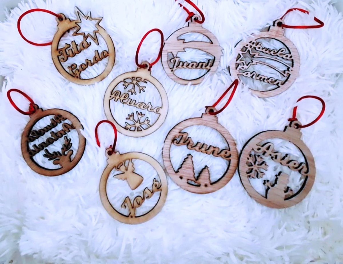 Tuestilodeboda's tweet photo. Dentro de poco hay que sacar los adornos navideños… y aquí están estos tan bonitos 🥰.Podéis pedir los vuestros con los nombres de los miembros de la familia (humanos y no humanos 🐶🐱)
#navidad2022
#regalospersonalizados
#regalosnavidad
#arboldenavidad
#tuestilodeboda https://t.co/wXtggqTLkn