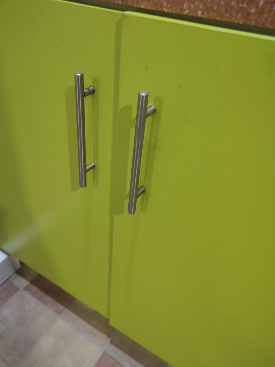 Gu_Ol_'s tweet photo. An old cabinet door became an additional shelf in another cabinet
#tinkering #craftmade #sawing #crooked_hands #furniture https://t.co/XAVS2z3IDl