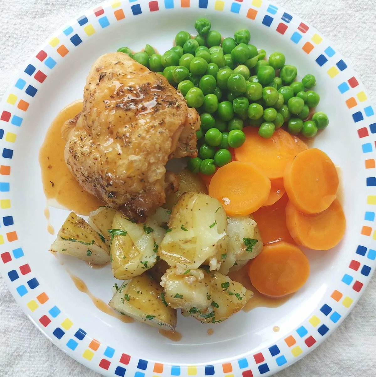 We have roast dinners for #SchoolLunch on a Wednesday because everyone should experience such a delicious dish! 🍗

Juicy chicken, fluffy spuds, crunch carrots, and creamy peas drizzled with flavourful gravy. What's not to like?