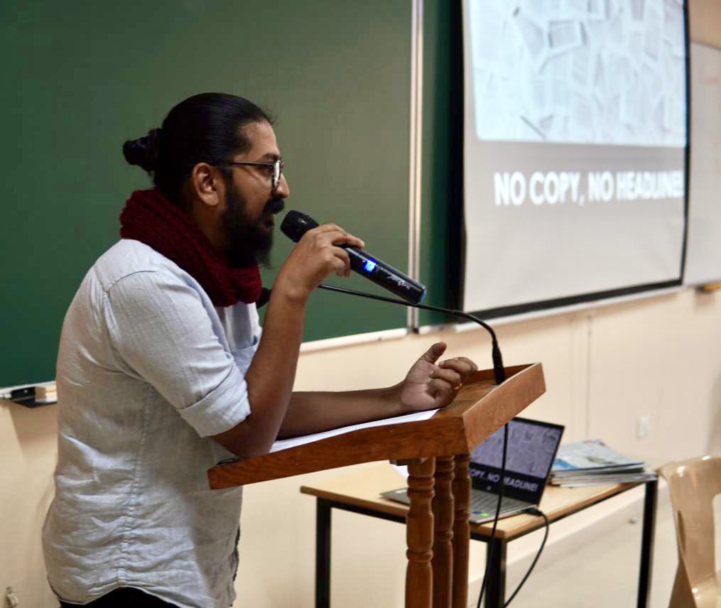 JoelMJacob90's tweet photo. Insightful #Workshop on ‘The Art of Writing Newspaper Headlines & Captions’ by @Chethan_Dash, Asst Editor, TOI. Gave journalism students @ChristBangalore exercises & precise feedback on the headlines they came up with. Reminded them like I do everyday to #ReadNewspapers! https://t.co/UvqDuin5a6