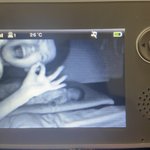 ベビーモニターが鳴って、異常ないかパパが様子見に行ってくれた結果の画像です。