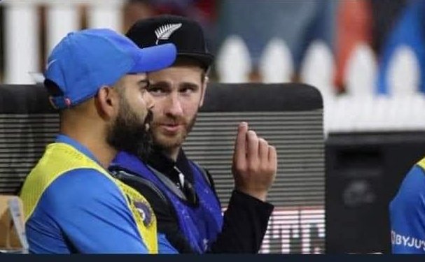 updatecricPak's tweet photo. "Tum loog aise target par 10 wickets se haaray thy na?" https://t.co/DuGKco2oTR