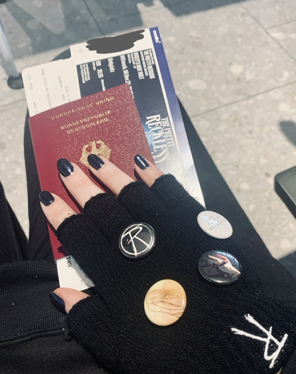 LissyTheSheep's tweet photo. Currently waiting for boarding to our flight to Berlin. Giving everybody a good time by showcasing @taylormomsen on my back 😌 can’t wait for the show @TPROfficial !! #theprettyreckless #dxrnr2022 https://t.co/FJDneJOi6V