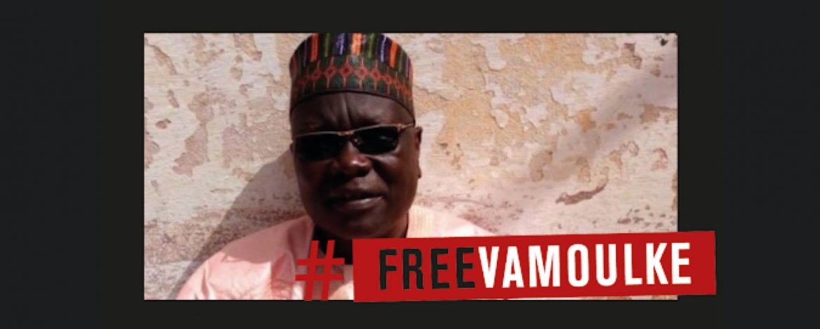 📢#Cameroun🇨🇲 : après + de 6 ans en détention préventive pour 'détournements présumés' et 137 renvois, une nouvelle audience du procès du journaliste Amadou Vamoulké s'ouvre aujourd'hui. RSF rappelle que les accusations contre lui n’ont jamais été établies. Il doit être libéré.