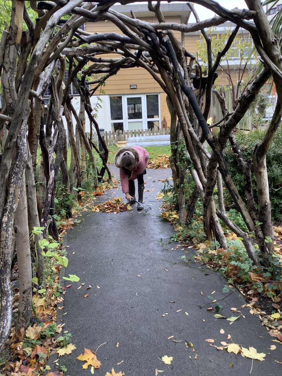 HenPowerProject's tweet photo. Thanks to our friends @gateshead @NHSNewcGhead we're knocking doors out of windows in our Platinum Parterre Project. No one got cross about moving the cross! more here https://t.co/UKTSbPKL4b Keeping heads and hearts happy and healthy across the generations! https://t.co/5YIg6fmdW0