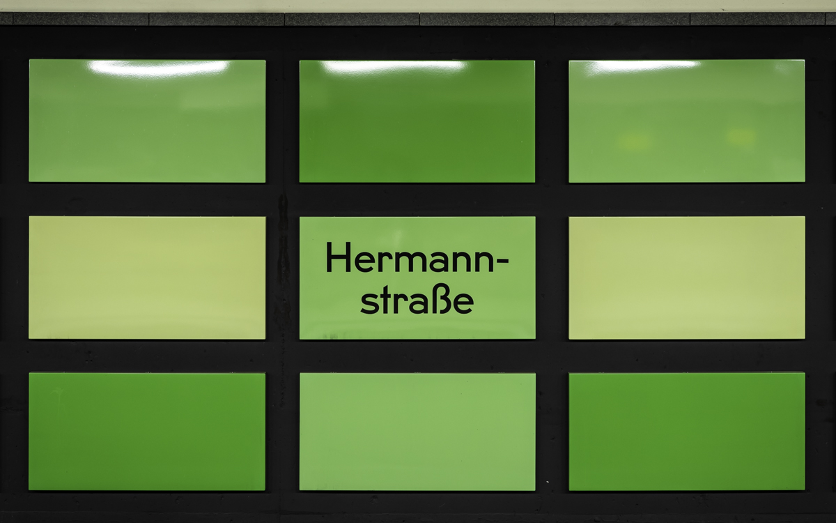 U8 — Hermannstraße.
The greenish grid.