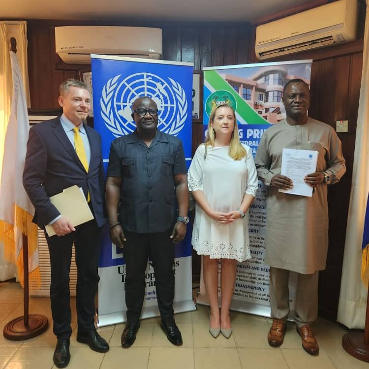 ECSL is pleased to witness signing ceremony of EU Ambassador (1m euros), Irish Ambassador (1.5m euros) into the UNDP Basket fund to complement GoSL 100% contribution 
✔️🇪🇺  peaceful &amp; credible elections
✔️UNDP capacity 4 EMBs 
✔️ 🇮🇪 inclusive engagement
✔️ CEC inclusive elections