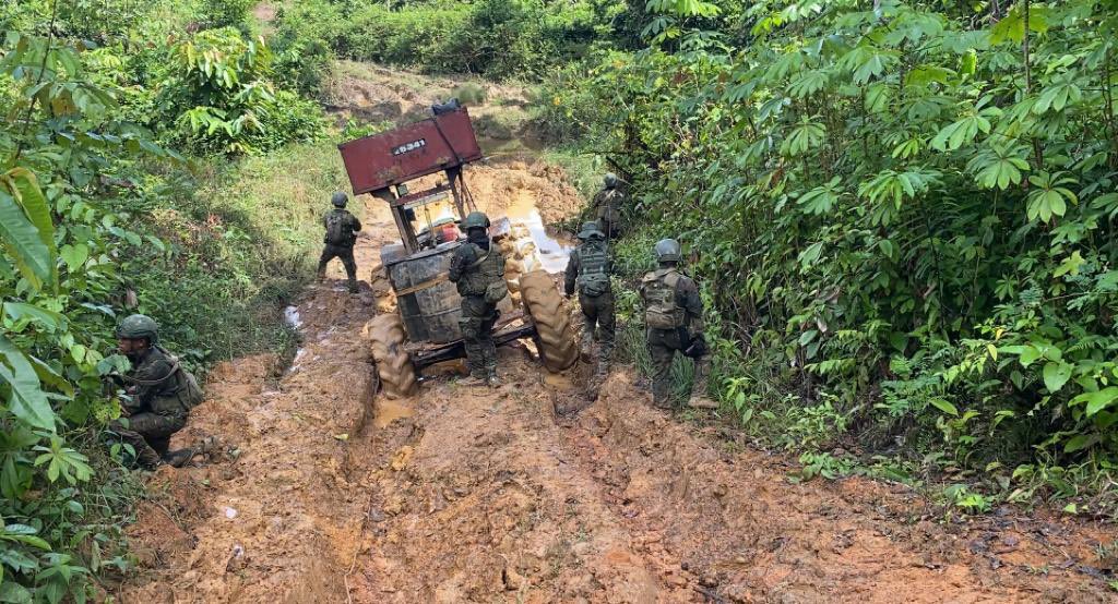 dhernandezlarez's tweet photo. En la región Guayanesa #FANB activada en la destrucción y desactivación de estructuras ilegales operadas por grupos terroristas armados que talan nuestros bosques y socavan el ambiente con fines de minería ilegal y narcotráfico. https://t.co/gpKFnOeGIJ