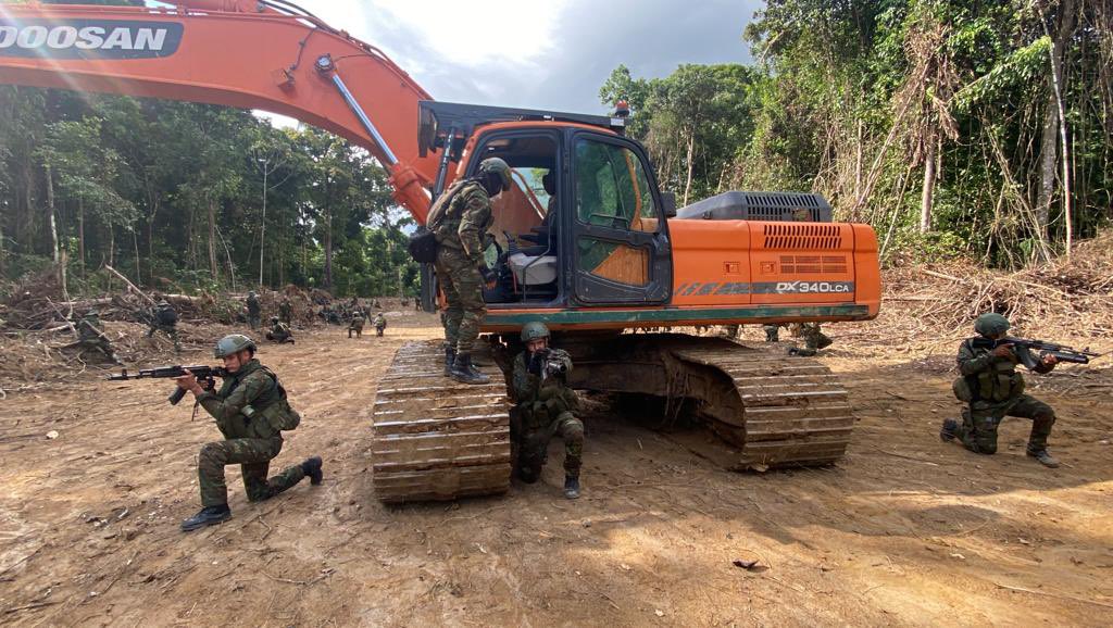 dhernandezlarez's tweet photo. En la región Guayanesa #FANB activada en la destrucción y desactivación de estructuras ilegales operadas por grupos terroristas armados que talan nuestros bosques y socavan el ambiente con fines de minería ilegal y narcotráfico. https://t.co/gpKFnOeGIJ