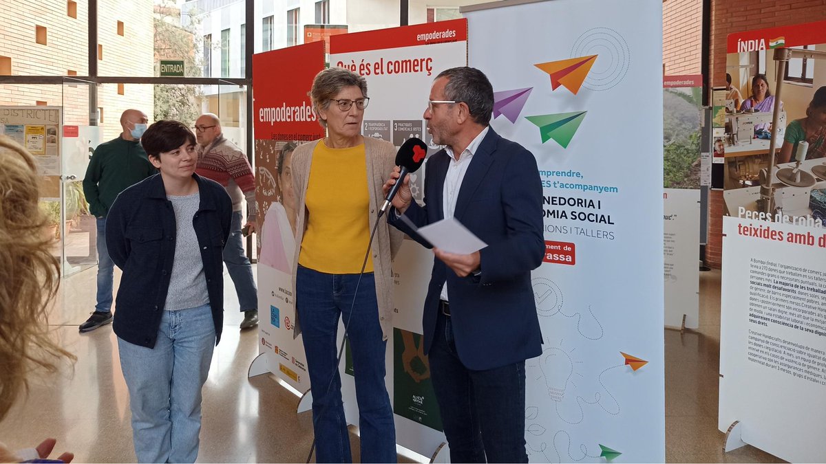 Trsempresa's tweet photo. 🤲El regidor d'#EconomiaSocial @pepforn, la presidenta d'@alternativa3 i membre de La Llançadora @RosaGuinot i @A_Bardolet, tècnica de @LaCoordiCat han inaugurat aquest matí l'exposició #Empoderades: #dones del #ComerçJust" al Centre Cívic Montserrat Roig. #TerrassaCooperativa https://t.co/wABmWHpqVV