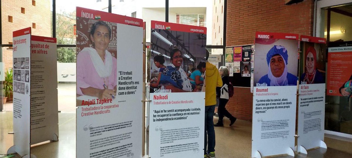 Trsempresa's tweet photo. 🤲El regidor d'#EconomiaSocial @pepforn, la presidenta d'@alternativa3 i membre de La Llançadora @RosaGuinot i @A_Bardolet, tècnica de @LaCoordiCat han inaugurat aquest matí l'exposició #Empoderades: #dones del #ComerçJust" al Centre Cívic Montserrat Roig. #TerrassaCooperativa https://t.co/wABmWHpqVV