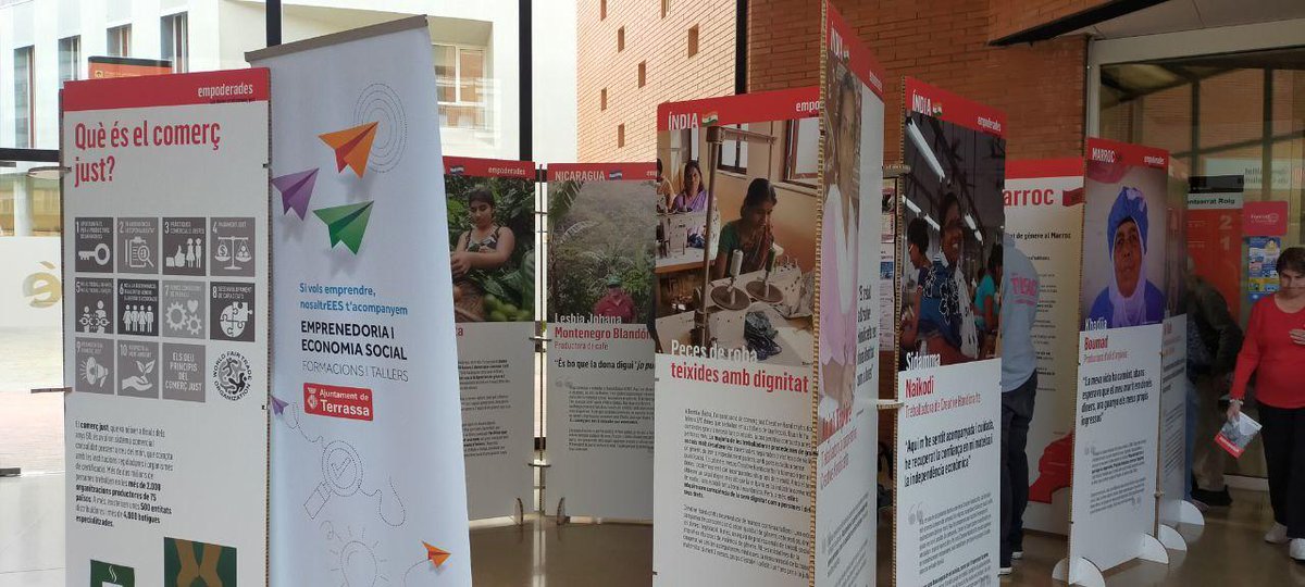 Trsempresa's tweet photo. 🤲El regidor d'#EconomiaSocial @pepforn, la presidenta d'@alternativa3 i membre de La Llançadora @RosaGuinot i @A_Bardolet, tècnica de @LaCoordiCat han inaugurat aquest matí l'exposició #Empoderades: #dones del #ComerçJust" al Centre Cívic Montserrat Roig. #TerrassaCooperativa https://t.co/wABmWHpqVV