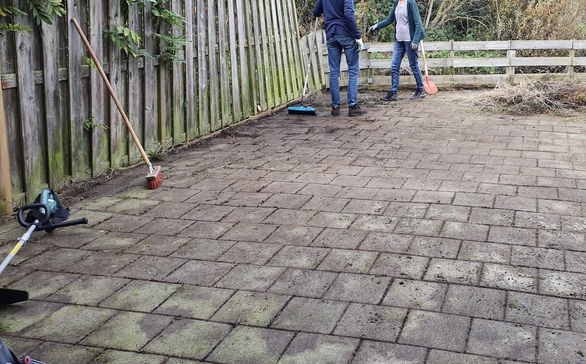 presentbol's tweet image. Tuinklus | Voor &amp;amp; Na 
Dit zijn de foto’s waar wij blij van worden! Present vrijwilligers hebben een tuin flink opgeknapt. 
Dankbaar dat onze vrijwilligers present🎁💜🧡 zijn voor een ander. #vrijwilliger #present #Bollenstreek